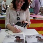 Fira de Sant Jordi. L'autora martorellenca Lídia Ortiz signant exemplars de 'Secrets de poble'
