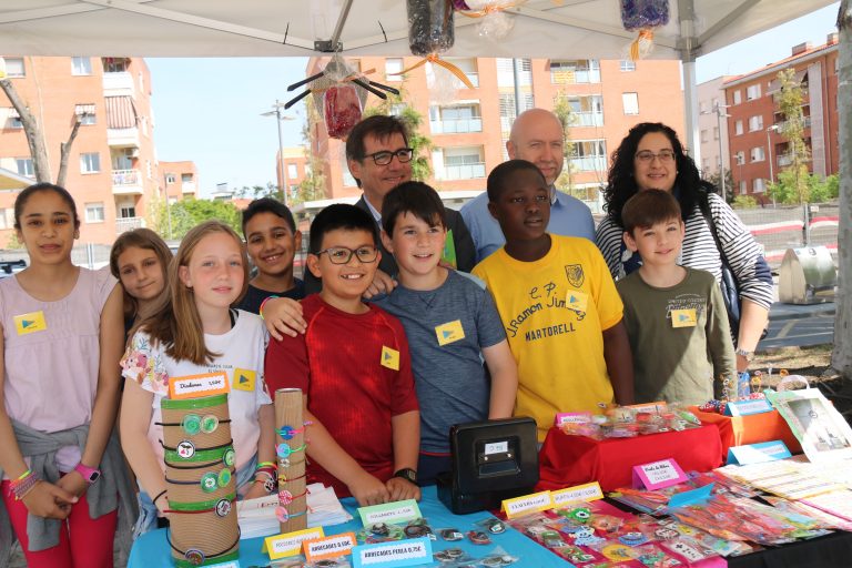 Els cooperativistes venen a bon ritme els seus productes artesanals a la rambla de Les Bòbiles