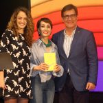 43è Premi Vila de Martorell. Cristina Solias, Angélica Morales -guanyadora de l'any passat, mostrant el llibre editat- i Xavier Fonollosa