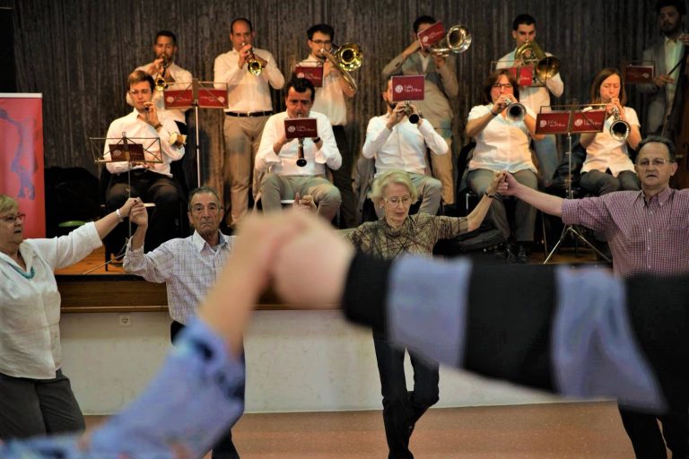Avui comença el ‘Sardanes a la fresca’, cicle de quatre ballades per promoure la dansa