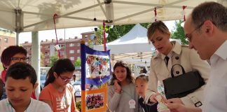 Els cooperativistes escolars lliuren els beneficis de les seves manualitats a entitats benèfiques