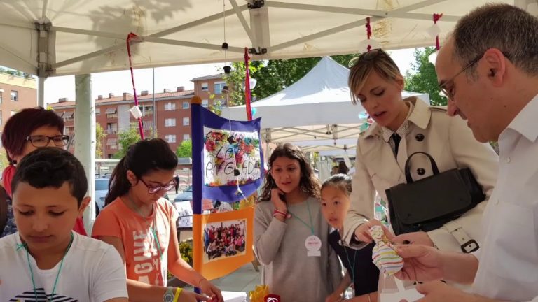 Els cooperativistes escolars lliuren els beneficis de les seves manualitats a entitats benèfiques