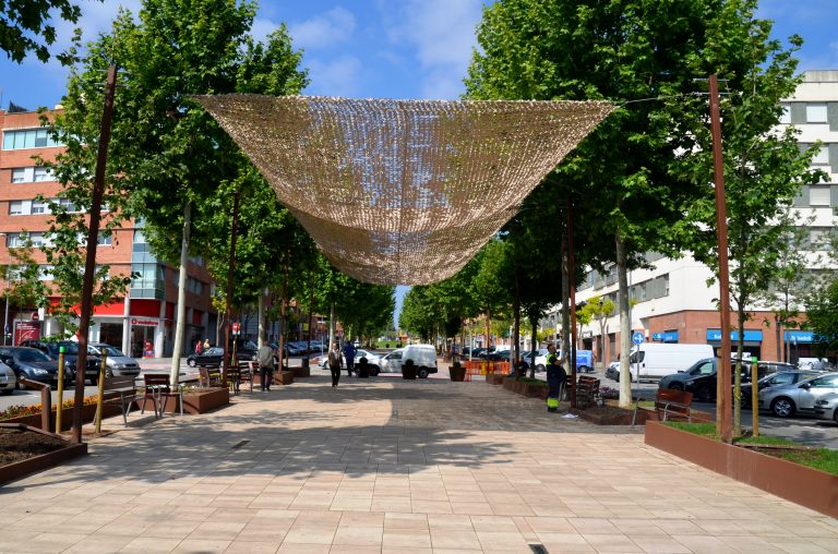 La rambla de Les Bòbiles gaudeix d’ombrejat fix després de l’acord entre l’Ajuntament i Nou Martorell
