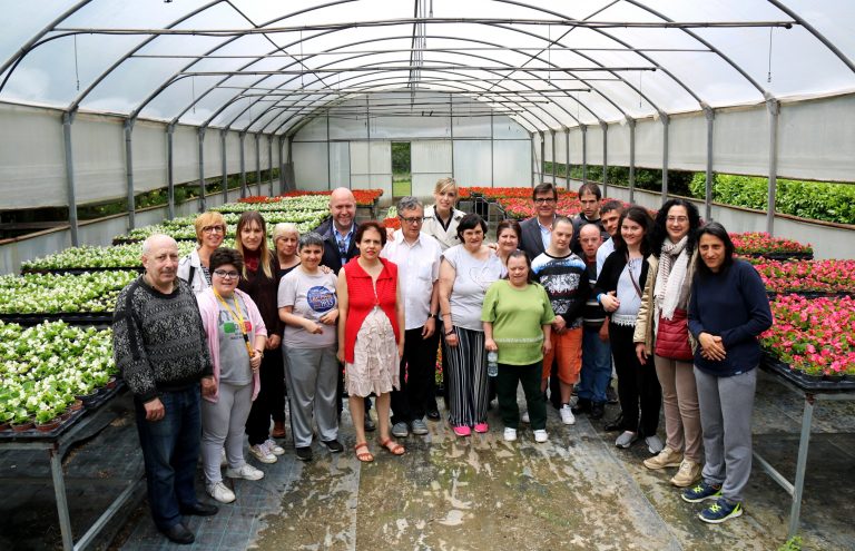 Can Serra llueix amb orgull les flors i hortalisses que conrea tot l’any