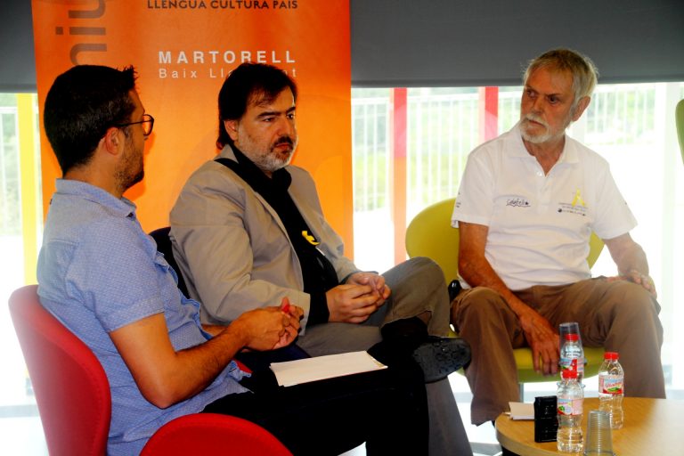 El pare d’Oriol Junqueras i l’associació Drets participen en una taula rodona d’Òmnium Cultural