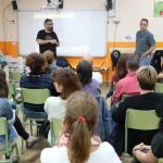 El secretari de l'AMPA Els Convents, xavi Gómez, presenta el conferenciant Jordi Bernabéu