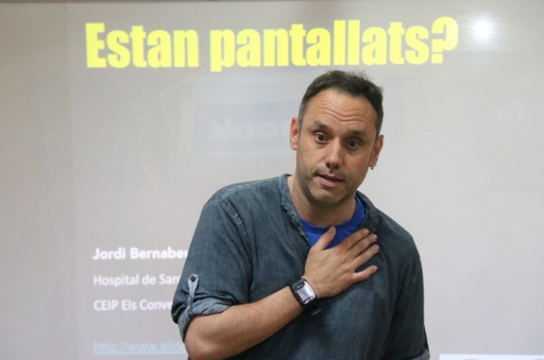 Bernabéu: “Les pantalles són un problema quan els infants estan més hores connectats que fora de línia”