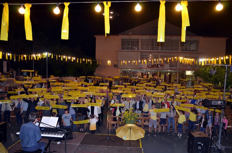 Més de 400 persones se solidaritzen amb els presos polítics en un emotiu Sopar Groc d’Òmnium
