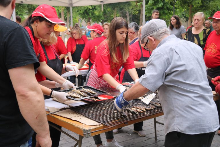 Sopar de germanor i sardinada popular, els plats estrella de la festa del barri de Buenos Aires