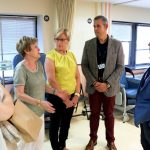 L'associació Ariadna dona una butaca oncològica a l'Hospital de Martorell