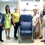 L'associació Ariadna dona una butaca oncològica a l'Hospital de Martorell