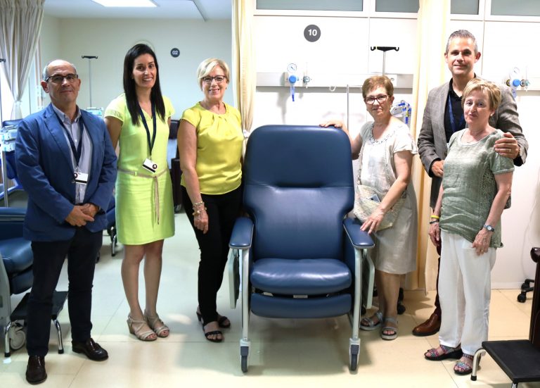 L’associació Ariadna fa entrega d’una butaca oncològica a l’Hospital de Martorell