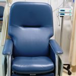 L'associació Ariadna dona una butaca oncològica a l'Hospital de Martorell