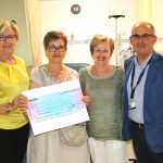 L'associació Ariadna dona una butaca oncològica a l'Hospital de Martorell