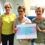 L'associació Ariadna dona una butaca oncològica a l'Hospital de Martorell
