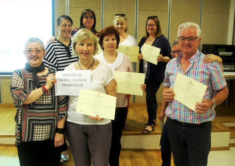 Una seixantena d’alumnes del Punt Òmnia acomiada els cursos de formació en noves tecnologies