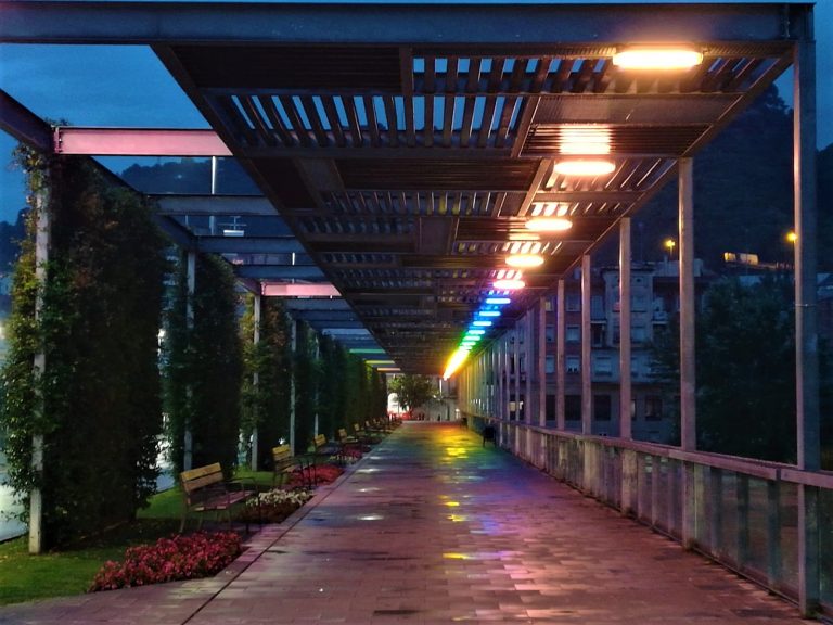 Martorell se suma a les reivindicacions LGTBI il·luminant el pont d’Anoia amb els colors de l’arc de Sant Martí
