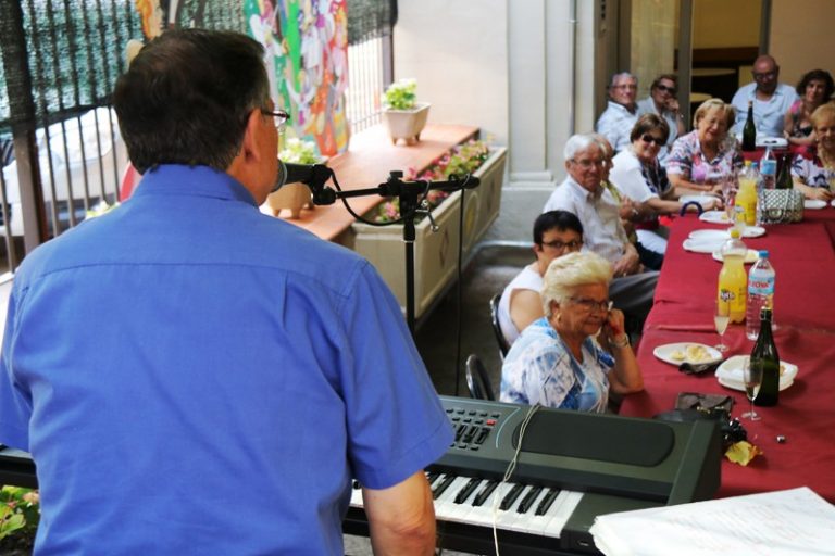 El pati de l’Esplai de Gent Gran La Vila s’omple de música i amistat els dissabtes de juliol