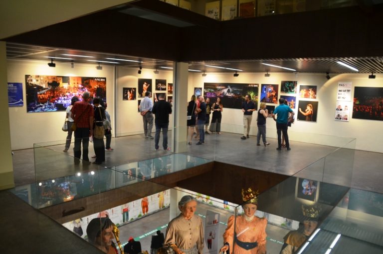 L’exposició sobre els cinc anys del Festival PAS incorpora les imatges d’aquesta edició
