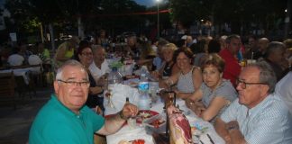 La plaça Pere Teixiné aplega més de 600 persones en el sopar popular de les festes de Torrent i Rodalies