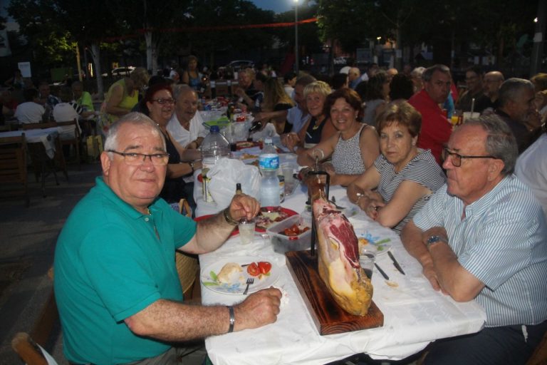 La plaça Pere Teixiné aplega més de 600 persones en el sopar popular de les festes de Torrent i Rodalies