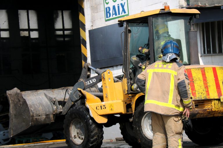 Els Bombers apaguen un incendi a la nau d’Eco Baix al polígon de Can Bros