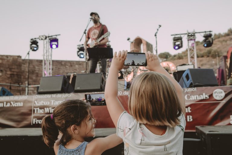 El primer Petit PAS persuadeix els infants i les seves famílies a ritme de reggae