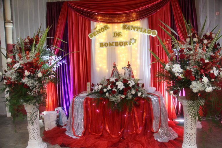 La comunitat boliviana fa festa en honor al patró Santiago de Bombori a Ca n’Oliveras