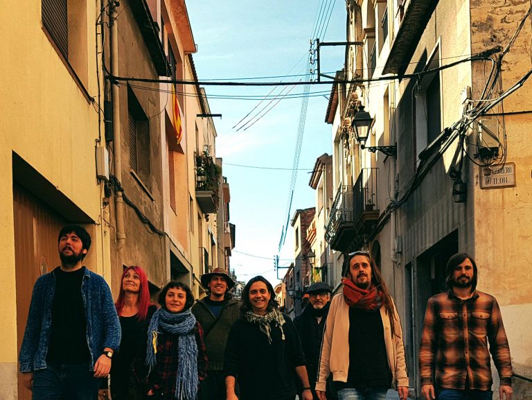 El grup Mama Patxanga i els botiguers de Fem Vila presenten el videoclip ‘Persianas’