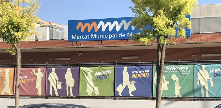 El Mercat de Les Bòbiles es promociona millorant la seva fesomia exterior