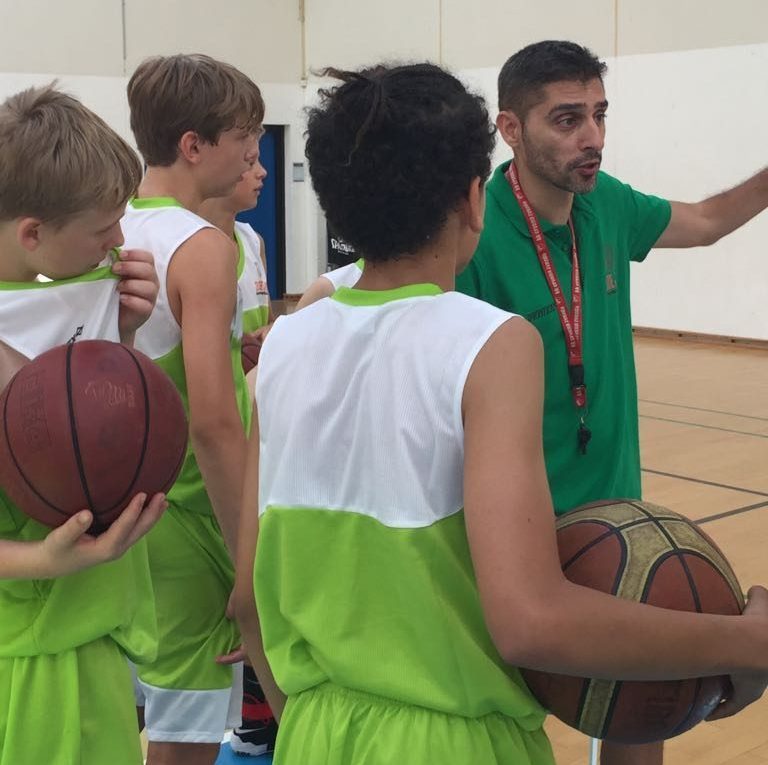 El martorellenc Raul Martínez dirigeix el campus internacional de bàsquet ‘Elite Jove’