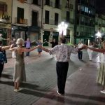 Sardanes a la fresca. (Fotografia de Pere Salvador)
