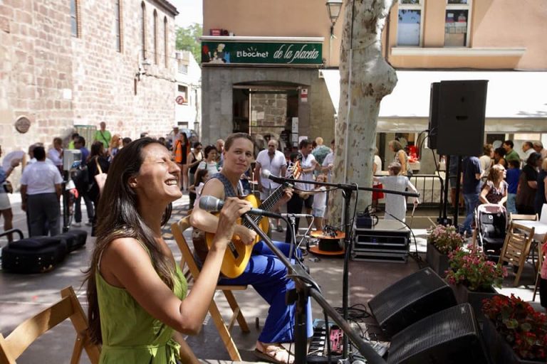 El concert vermut amb el duet Isabeles aplega unes 600 persones a la plaça de l’Església