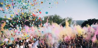 Tots els colors de l’estiu tenyeixen la plaça de les Cultures al Holi Festival Holi Festival. Foto: Grisphoto
