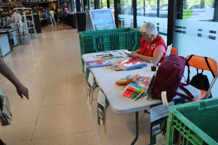 Creu Roja i Carrefour tanquen una nova campanya de recollida de material escolar