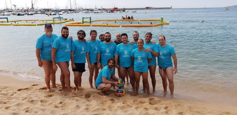 Un combinat de màsters i veterans del CN Martorell pren part al Barcelona International Beach Waterpolo