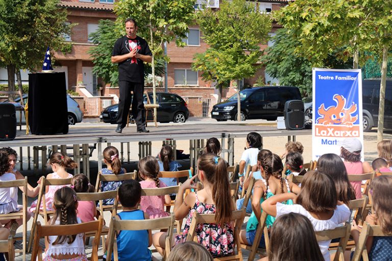 El mag Fèlix Brunet estrena els espectacles a l’aire lliure del ‘Juga en família, juga als parcs’