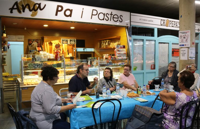Tres comerços locals difonen el projecte ‘Bon Veïnatge’ entre els seus clients