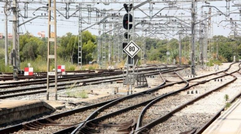 ADIF adjudica per 64 milions la instal·lació del tercer carril en el trajecte Castellbisbal-Martorell
