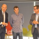 Genís Sinca, junt amb el director del Servei Local de Català i l'alcalde Xavier Fonollosa