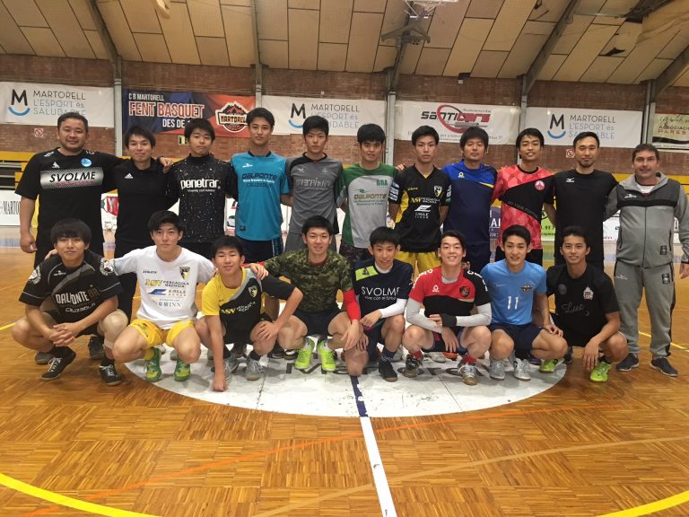 Una expedició de jugadors japonesos de futbol sala fa parada a Martorell abans de la Copa Àsia