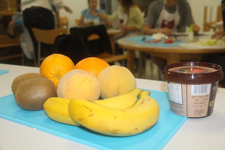 Deu joves aprenen a elaborar el seu primer menú amb el taller ‘Cuina sense pares’