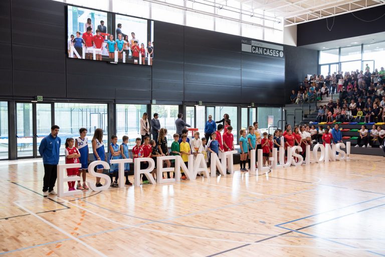 El Pavelló Esportiu de Can Cases obre les seves portes a més de 1.500 persones