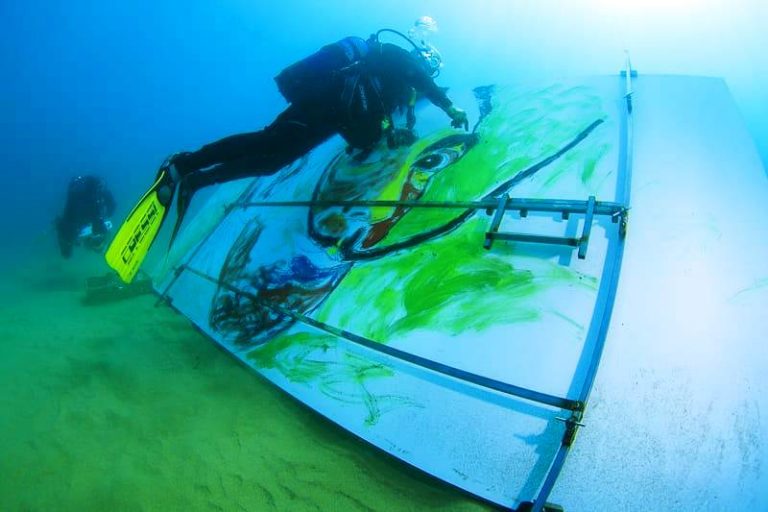Markus D assoleix el Rècord Guinness de pintar el quadre subaquàtic més gran del món