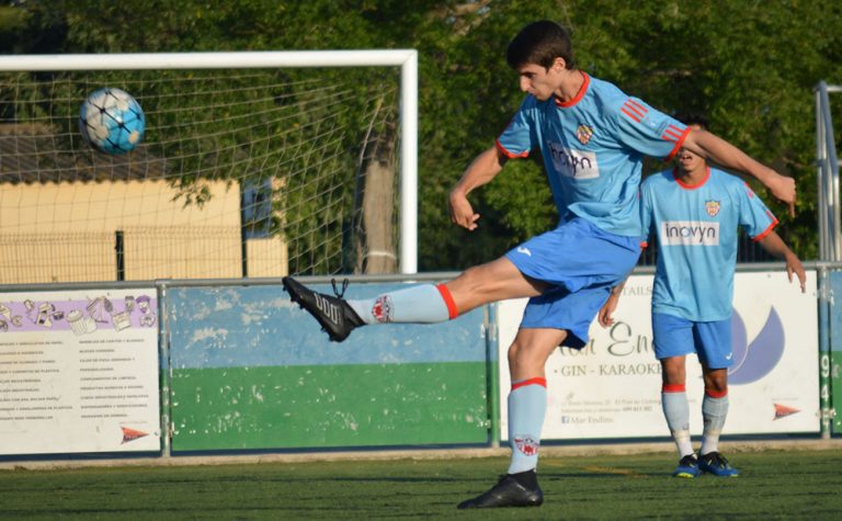 El primer equip del CF Martorell respon a l’exigència dels seus perseguidors amb un triomf a casa