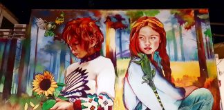 Lily Brik pinta un mural sobre el respecte als infants al carrer de la Unió Mural Lily Brik al carrer de la Unió