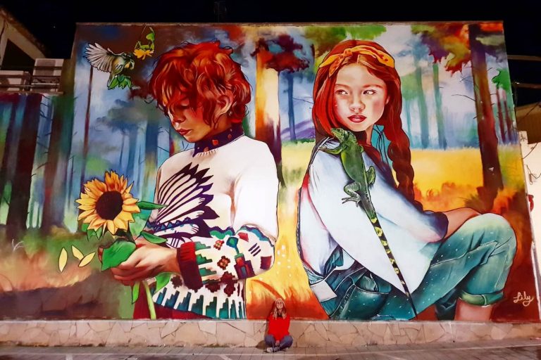 Lily Brik pinta un mural sobre el respecte als infants al carrer de la Unió