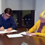 Signatura del conveni entre el PMSAPM i el Club Judo Martorell. Xavier Fonollosa i Núria Mora