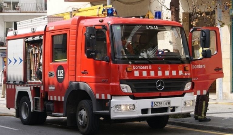 Quatre intoxicats per fum en un incendi en un habitatge de Can Cases