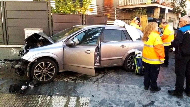 Dos ferits en un accident de trànsit al carrer Doctor Massana